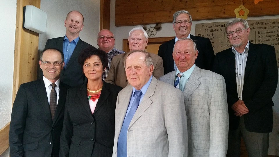 Gruppenfoto von Vorstand und Aufsichtsrat bei der Mitgliederversammlung 2015 im Bischofshof in Plattling
