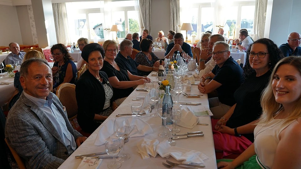 Festlich gedeckte Tische im Saal des Hotels Burgwirt vor Beginn der Jubiläumsfeier