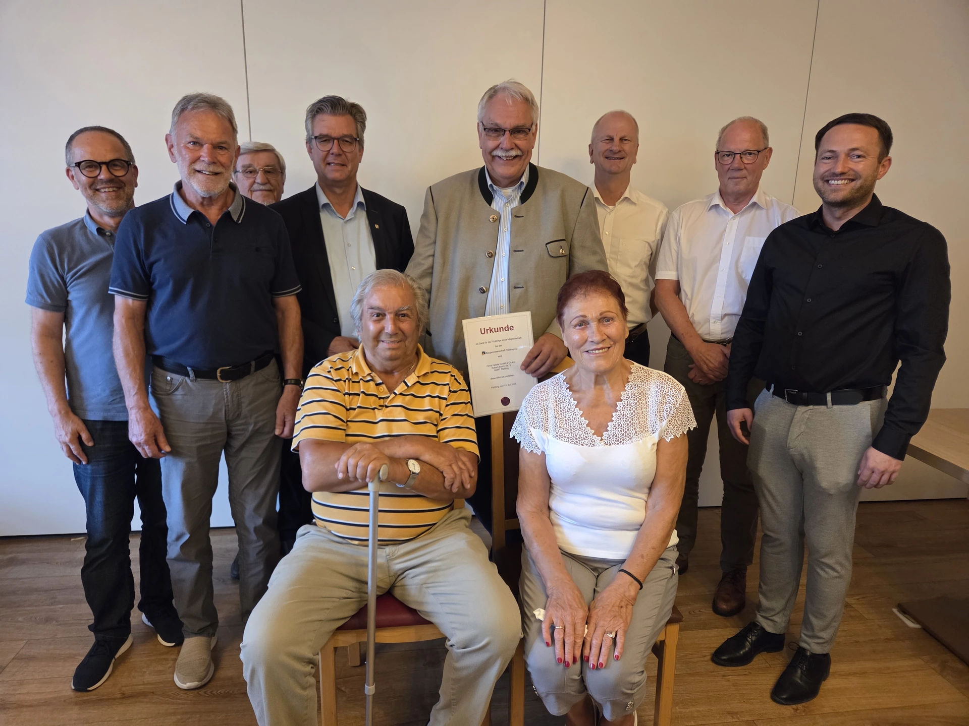 Gruppenfoto der geehrten Jubilare mit Vorstand und Aufsichtsrat bei der Mitgliederversammlung 2026 im Hotel Zur Isar