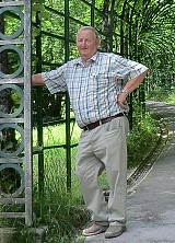 Porträtaufnahme von Hermann Jakob im Freien an einem Geländer