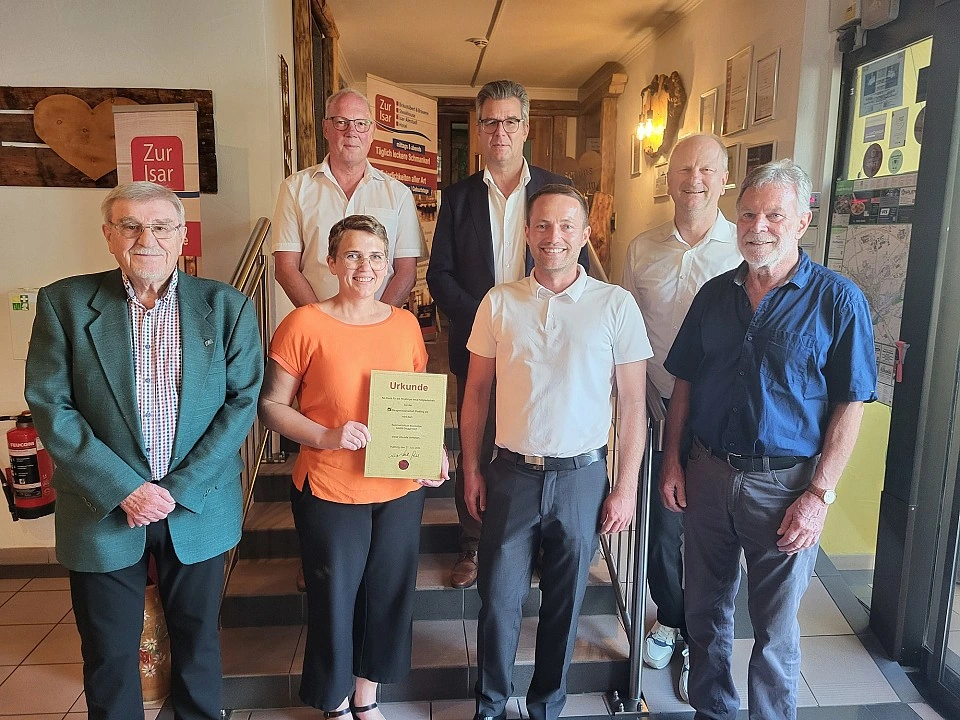 Gruppenfoto von Vorstand und Aufsichtsrat mit Barbara Kopp und Urkunde bei der Mitgliederversammlung 2024 im Hotel Zur Isar