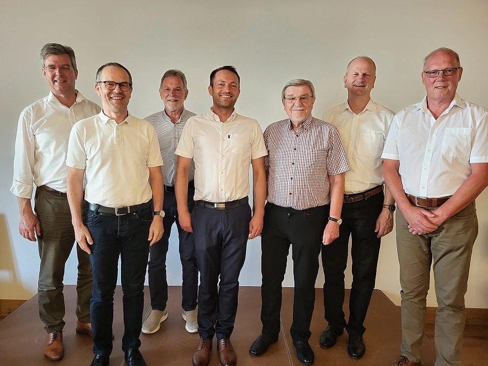Gruppenfoto von Vorstand und Aufsichtsrat bei der Mitgliederversammlung 2023 im Hotel Zur Isar in Plattling