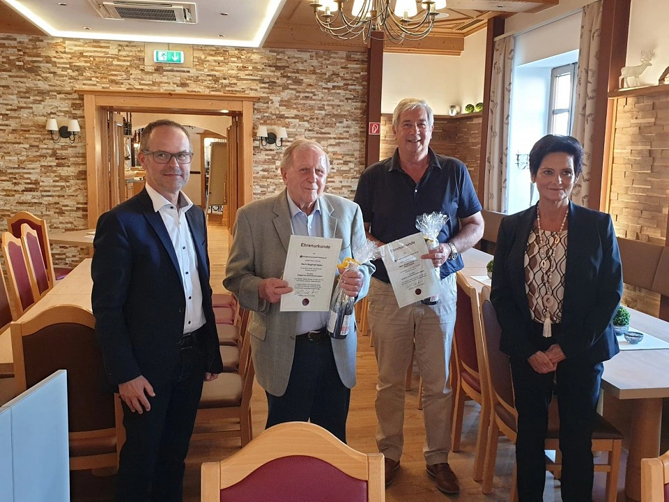 Geehrte Mitglieder mit Urkunden zusammen mit Vorstandsmitglied Eva Maria Knoll bei der Mitgliederversammlung 2020 im Hotel Zur Isar