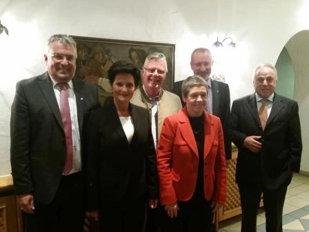 Gruppenfoto der Teilnehmer und Gäste bei der Herbsttagung der Arbeitsgemeinschaft niederbayerischer Wohnungsunternehmen in Plattling