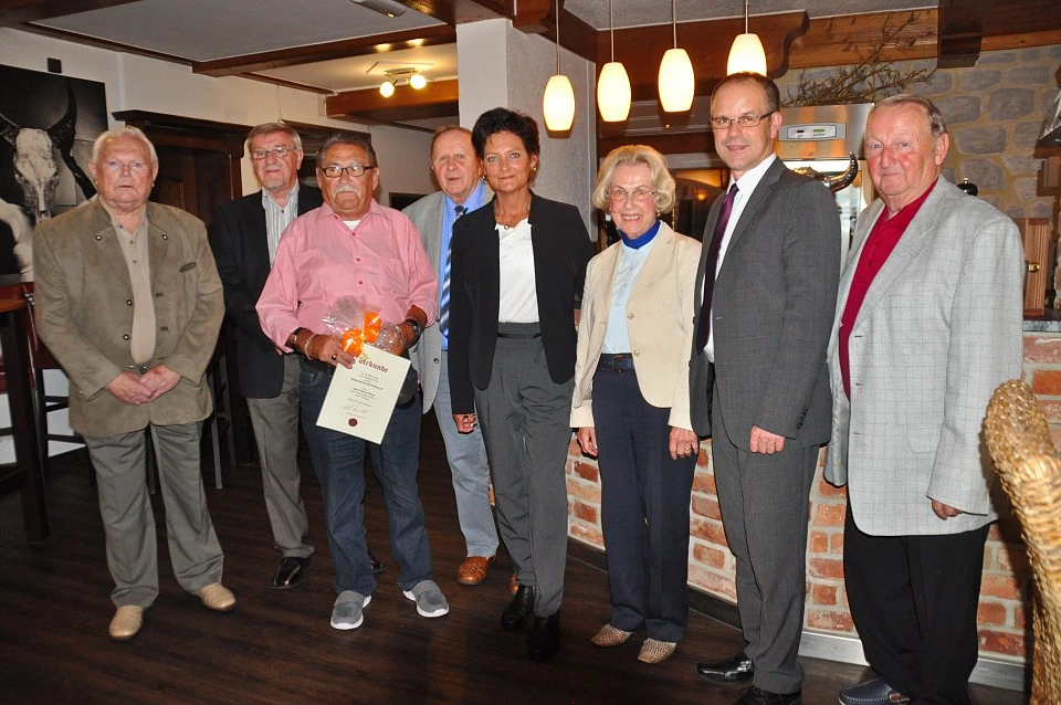 Gruppenfoto der geehrten Jubilare mit Vorstand und Aufsichtsrat bei der Mitgliederversammlung 2016 im Hotel Zur Isar