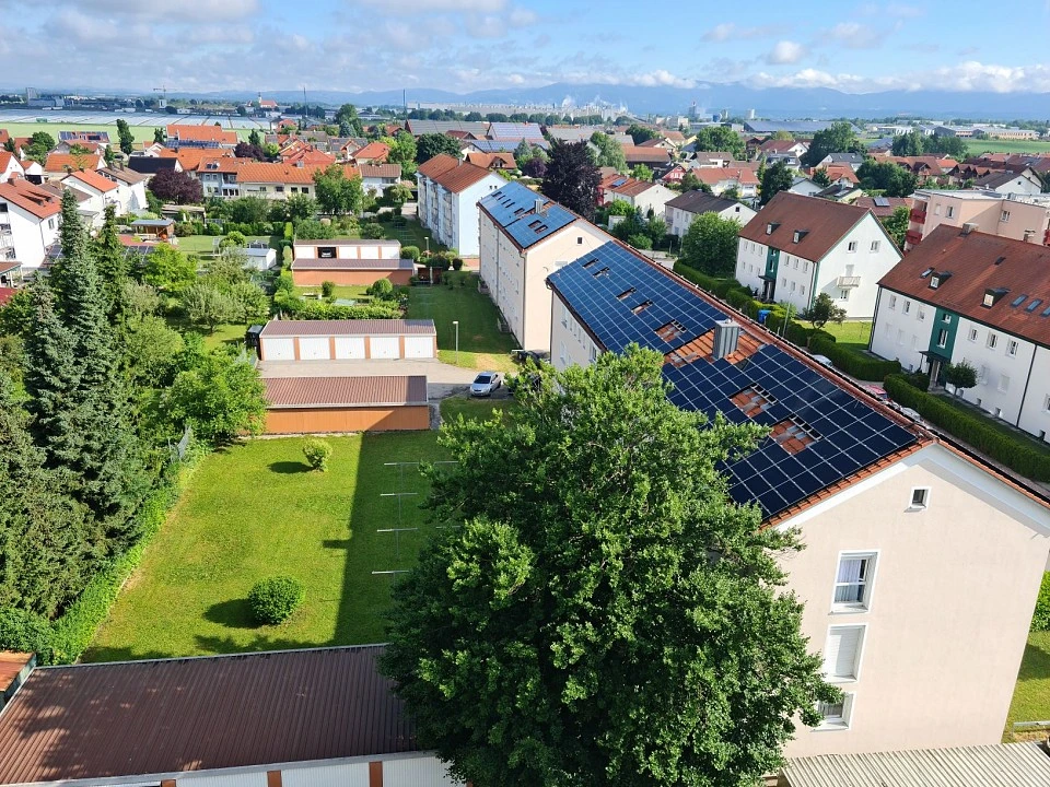 Luftaufnahme der sanierten Wohngebäude in der Goethestraße in Plattling mit Photovoltaikanlagen auf den Dächern