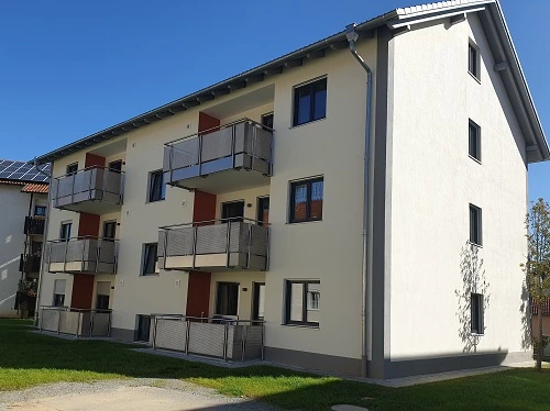 Neu gebautes Mehrfamilienhaus in der Schillerstraße 6a mit Balkonen und Photovoltaikanlage auf dem Dach