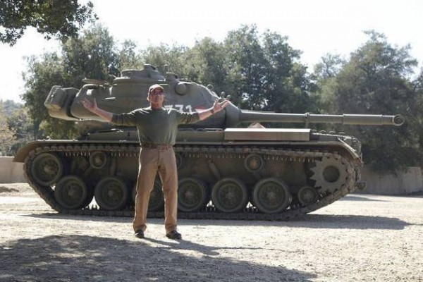 Арнольд Шварценеггер возле танка