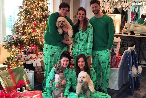 Семья Патрика Шварценеггера встретила Рождество в одинаковых пижамах