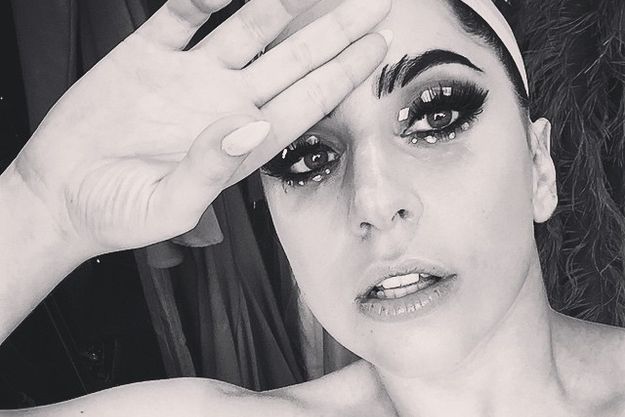 Леди Гага борется с похмельем при помощи йоги