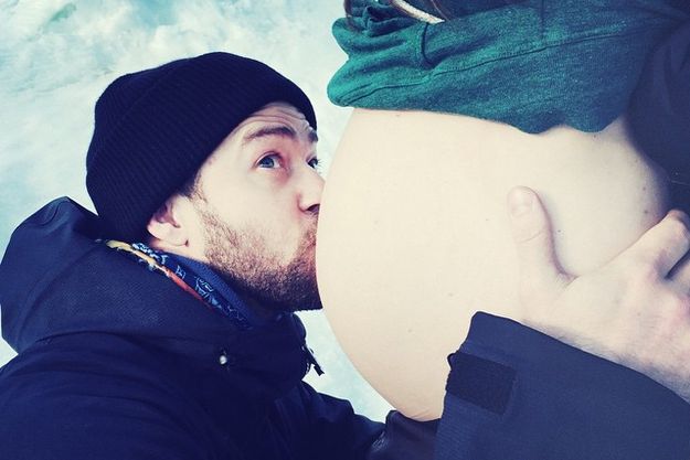 Джастин Тимберлейк целует беременный живот Джессики Бил