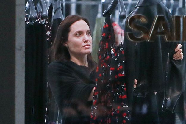 Анджелина Джоли вышла за покупками без макияжа