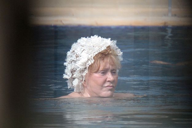 В Сети появились снимки Аллы Пугачевой в бассейне