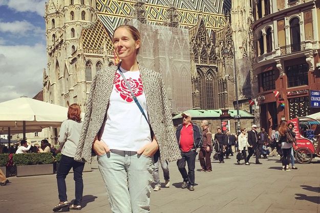 Катя Осадчая носит брендовую одежду Анны Седоковой