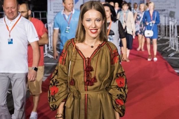 Ксения Собчак пришла на премьеру фильма в украинской вышиванке