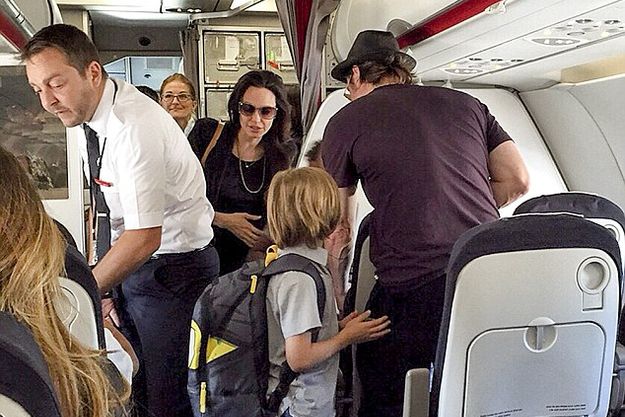 Брэд Питт и Анджелина Джоли летают эконом-классом