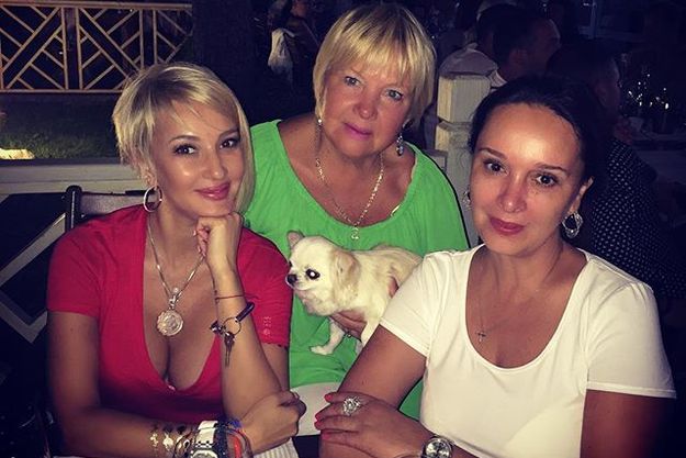 Лера Кудрявцева с мамой и сестрой