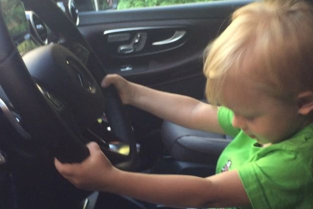 Сын Яны Рудковской впервые сел за руль автомобиля