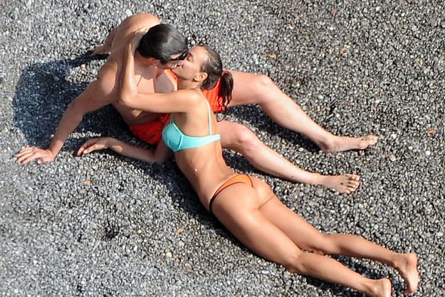 Ирина Шейк и Брэдли Купер предались страсти на итальянском пляже