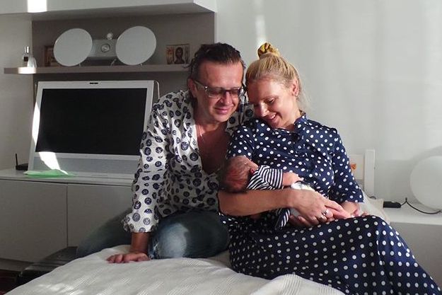 Рома Жуков с женой и новорожденным сыном Стивеном