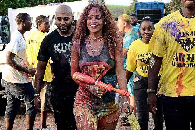 Рианна раскрасила тело на фестивале красок в Барбадосе