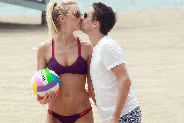 Мэтт Беллами целовался на пляже с новой любовницей