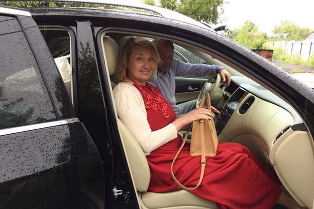 Алена Водонаева подарила маме на день рождения автомобиль
