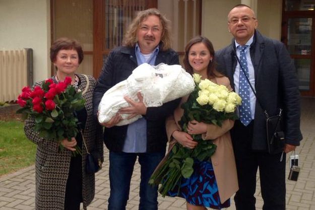 Игорь Николаев забрал из роддома жену и дочку