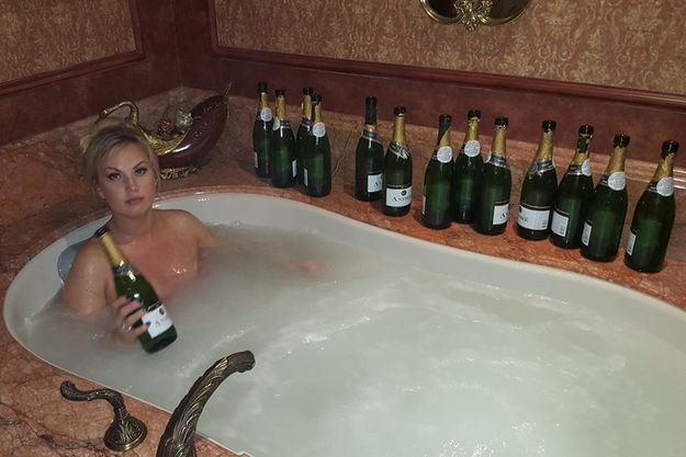 Камалия после концертов принимает ванны из шампанского