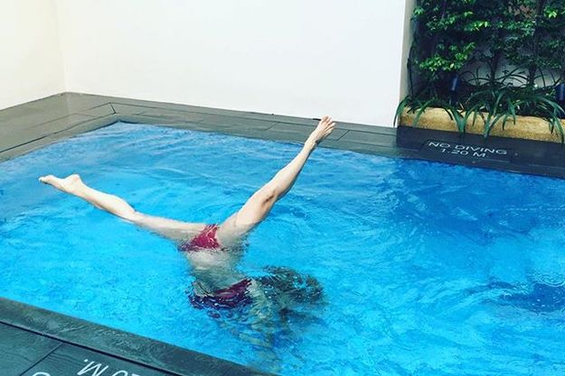 Анна Семенович показала стойку на голове в бассейне