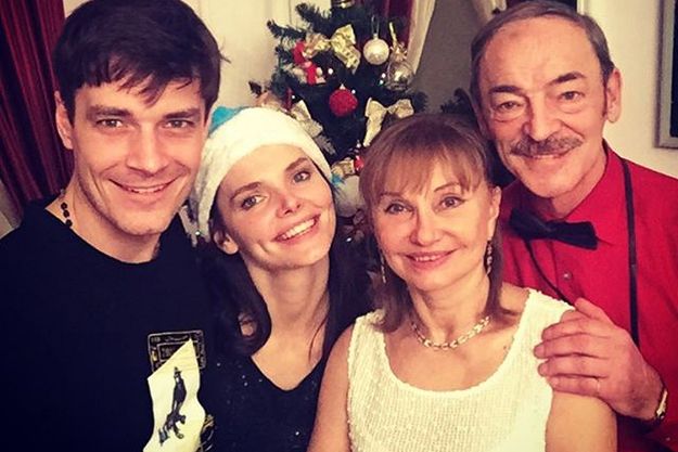 Лиза Боярская опубликовала новогоднее фото дружной семьи