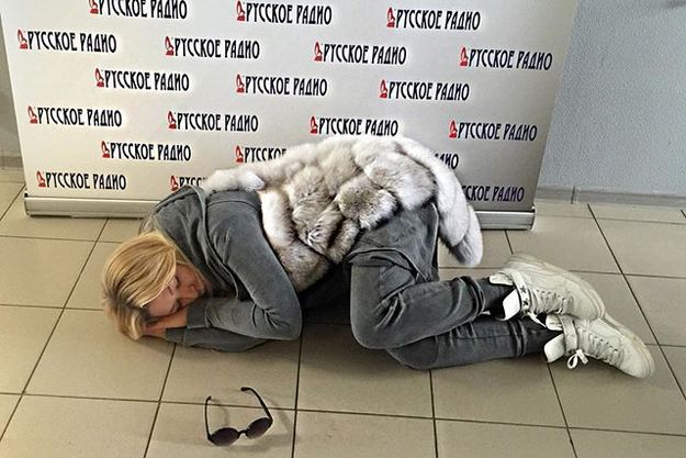 Ирина Дубцова уснула прямо на полу «Русского радио»