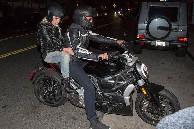 Брэдли Купер и Леди Гага приехали вместе на мотоцикле в ресторан