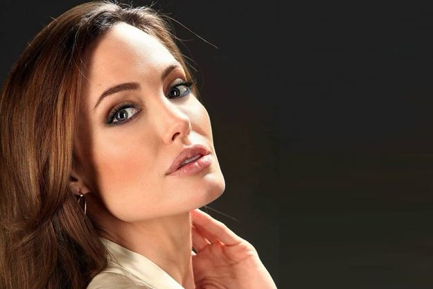 Анджелина Джоли попросила фанатов не верить слухам о ее разводе