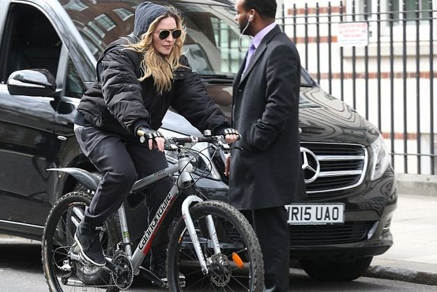 Мадонна проехалась по Лондону на велосипеде