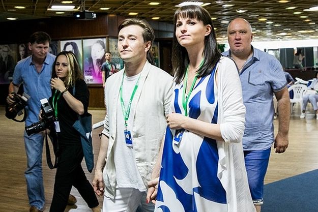 Сергей Безруков приехал на «Кинотавр» с беременной супругой