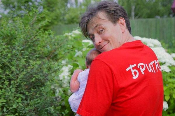 Сергей Безруков показал милое фото с новорожденной дочкой