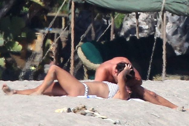 Леонардо ДиКаприо на пляже в Малибу наслаждается объятьями модели Нины Агдал