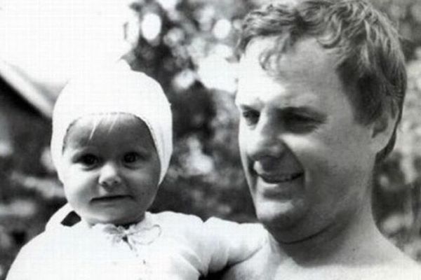 Ксения Собчак опубликовала детский снимок с отцом