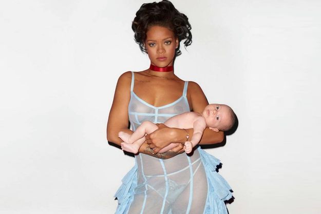 Рианна с ребенком на руках обнажила грудь