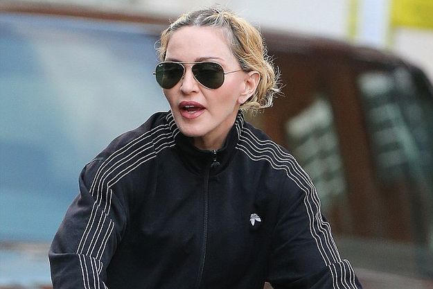 У Мадонны во время велосипедной прогулки по Лондону слетели штаны
