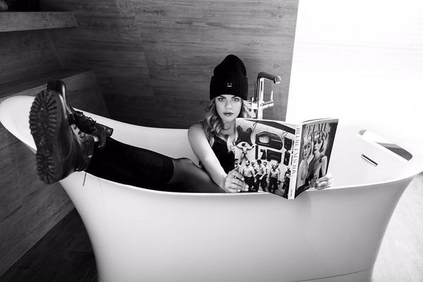 Анастасия Стоцкая устроила в ванной эротическую фотосессию
