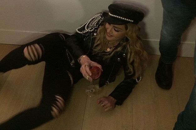 Мадонна шокировала своим поведением на фотовыставке в Лондоне