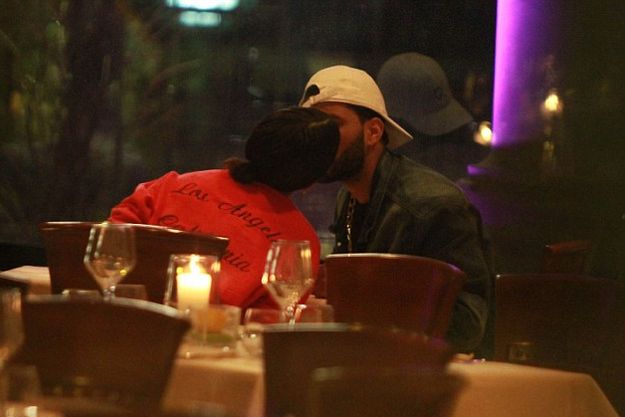 Селену Гомес и The Weeknd застукали за поцелуями