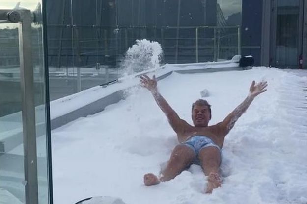 Олег Газманов встретил Масленицу «купанием» в снегу