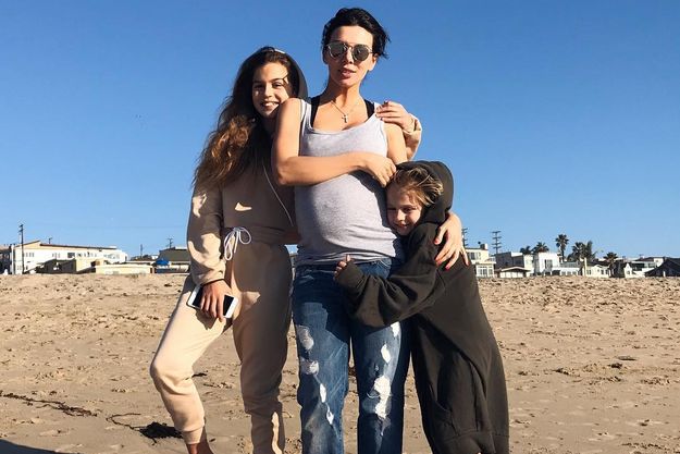 Анна Седокова продемонстрировала беременный живот на пляже Санта-Моники