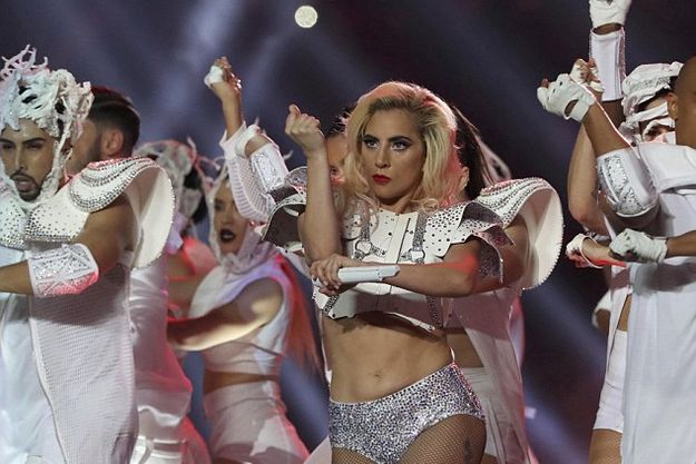 Леди Гага потрусила жирком во время выступления на игре Супербоул