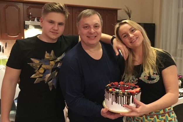 Андрей Разин с сыном и женой