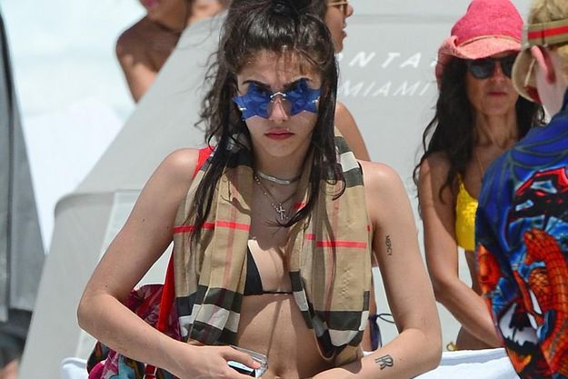 Дочь Мадонны засветила на пляже волосатые подмышки