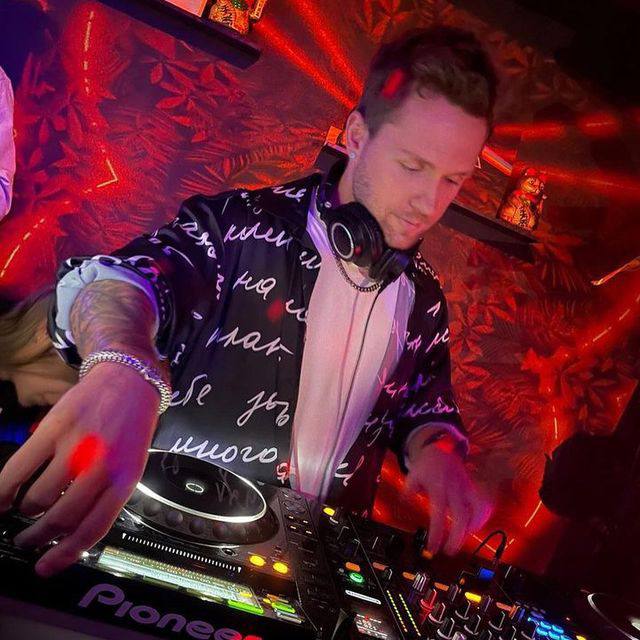 Влад Соколовский отыграл свой DJ set в рубашке от Amamoda
